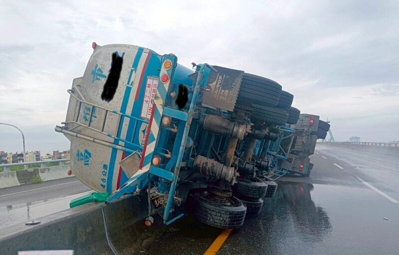 台61線布袋段油罐車側翻1人輕傷 封閉南下路段