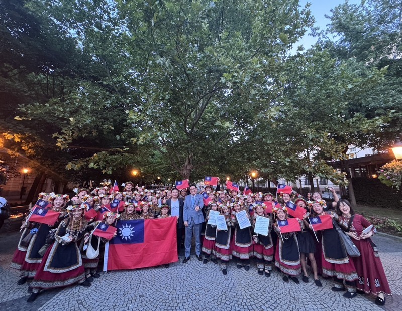 希望合唱團斯洛伐克奪4項金獎 賽後揮國旗唱國歌