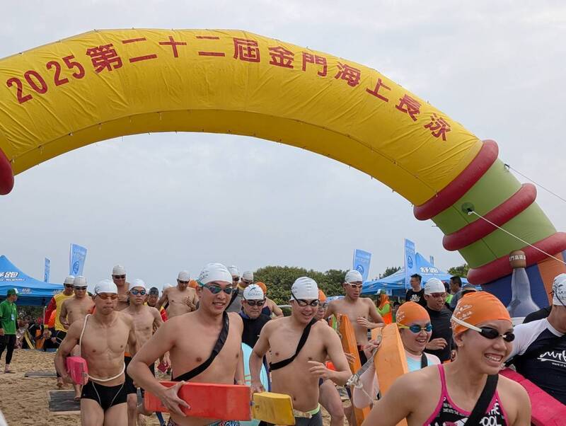 金門海上長泳習山湖海灣登場 逾百陸方泳客參賽