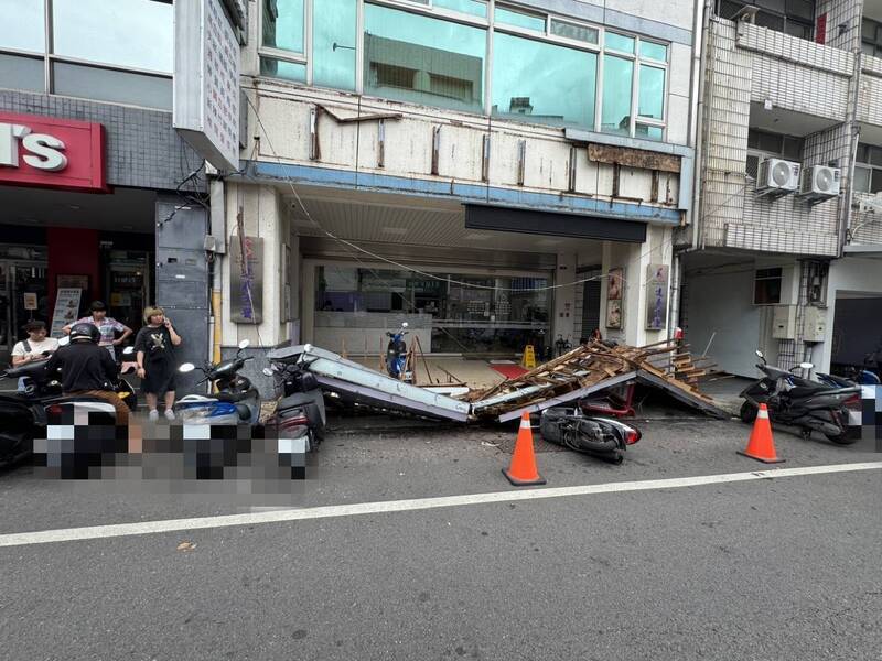 台中太平中醫診所招牌掉落 砸6機車無人傷