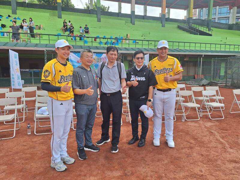張廖萬堅推陽光棒球夏令營 盼小教練們勇闖國際賽