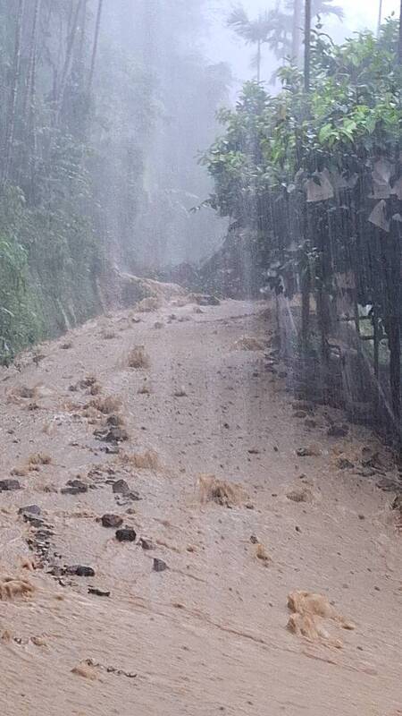 嘉縣降雨不斷　山區2道路土石擋道無法通行