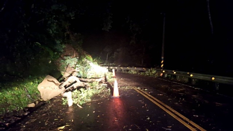 苗栗大雨 南庄泰安山區土石崩落眼前駕駛急倒車