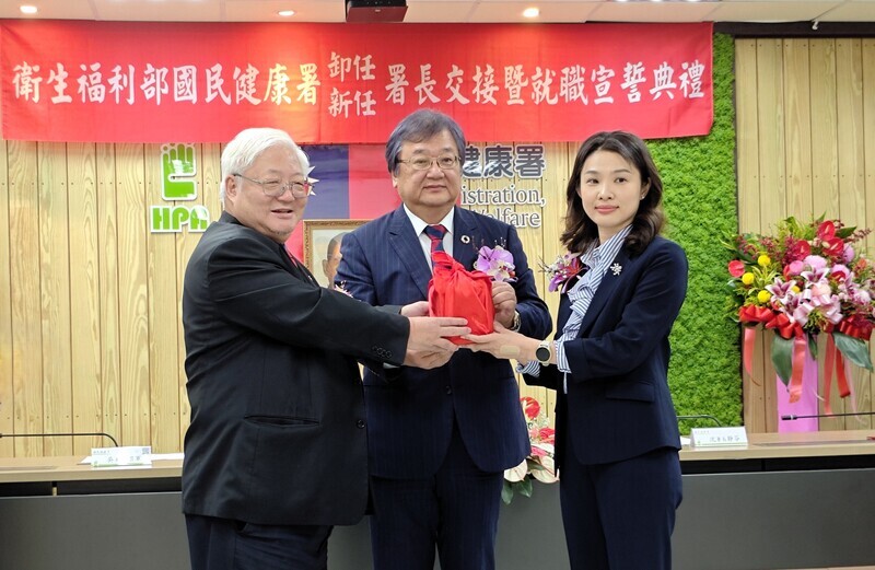 加熱菸有條件通過　國健署長交接拒菸聯盟場外抗議