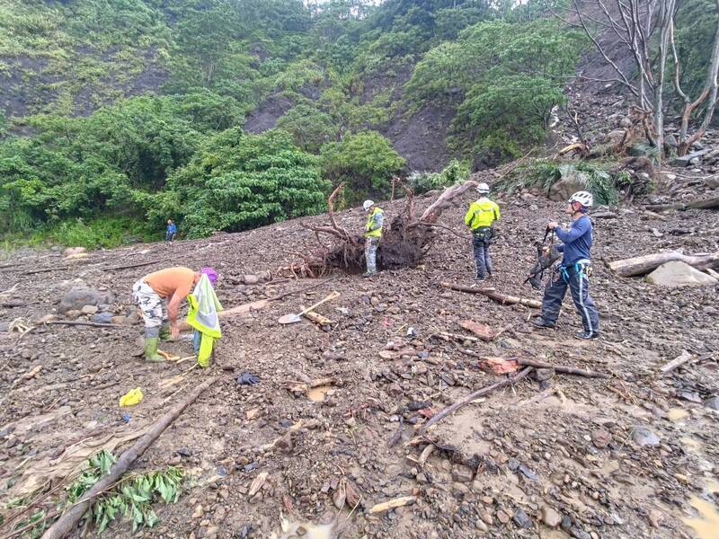 南橫公路一家5口墜谷 警消再尋獲輪胎和部分遺骸