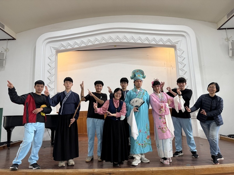 首創博物館探究課程 南一中董怡君獲師鐸獎