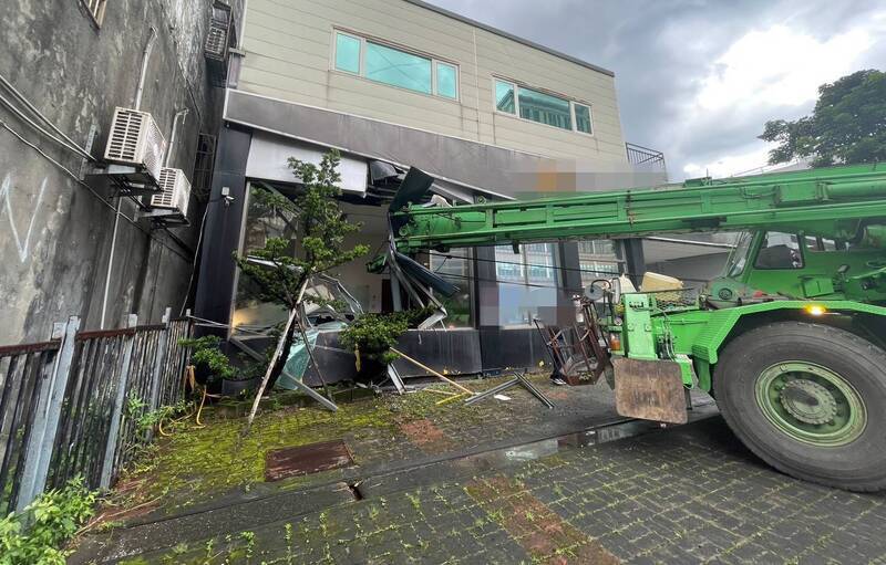 北市大型吊車撞路旁路燈衝民宅 無人傷亡