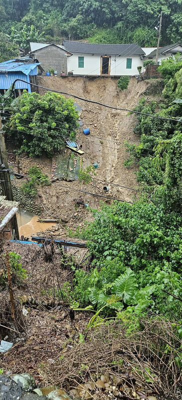 彰化員林三合院前邊坡整片崩塌　公所緊急協助撤離