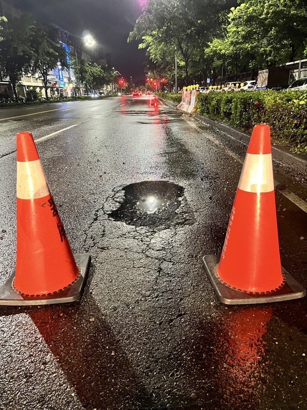 高雄連日降雨路面坑洞致4車破胎　市府修復並賠償
