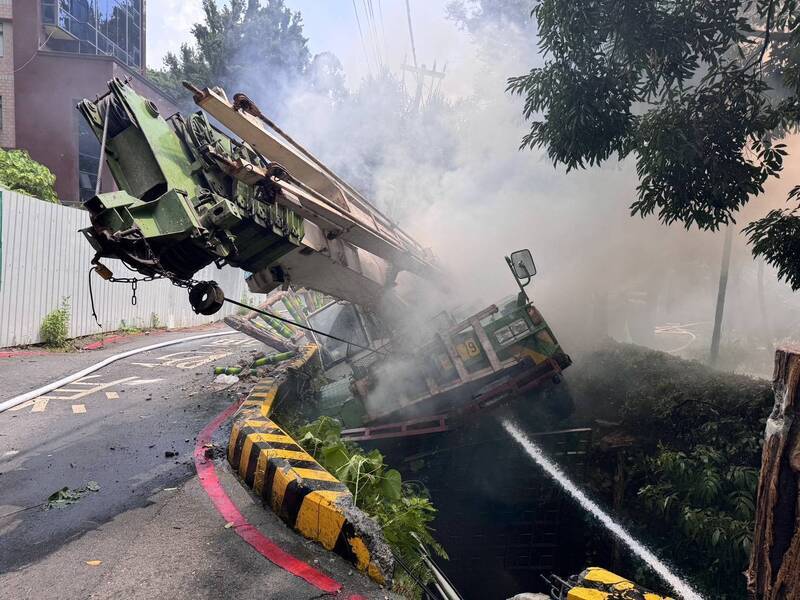 北投區溫泉路吊車起火翻覆　北市警消馳援