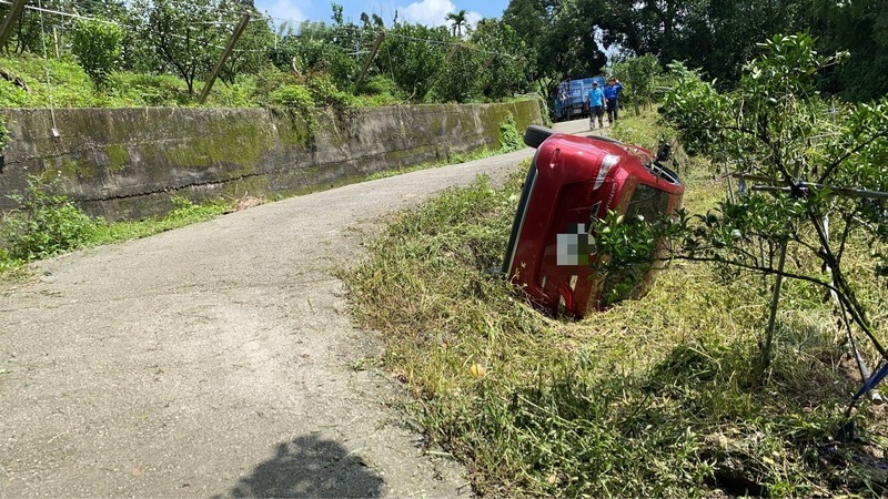 台中石岡8旬翁疑不熟路況　駕車滑落邊坡翻覆無傷
