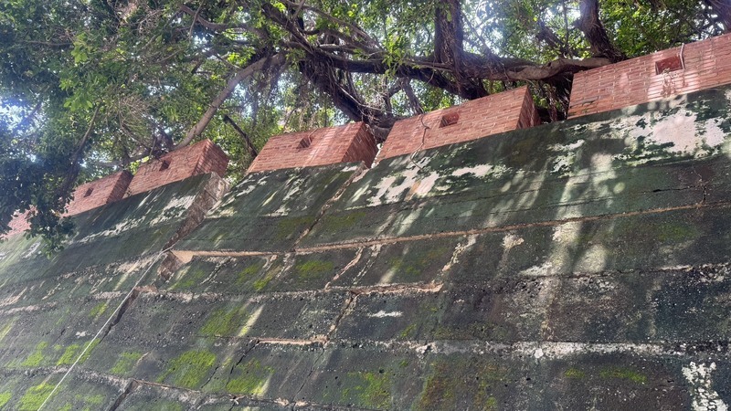 台南豪大雨 國定古蹟府城南門段城垣傾斜沉陷