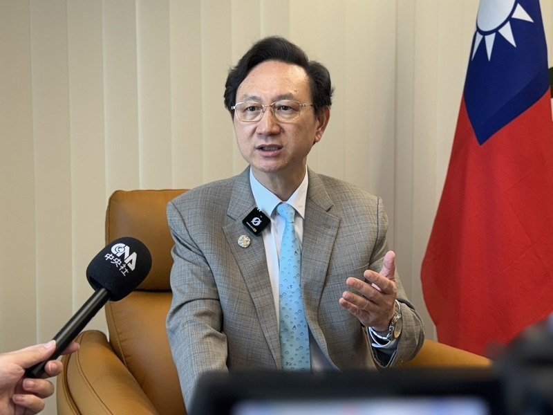 賀新加坡60年國慶 駐星代表童振源出書致敬