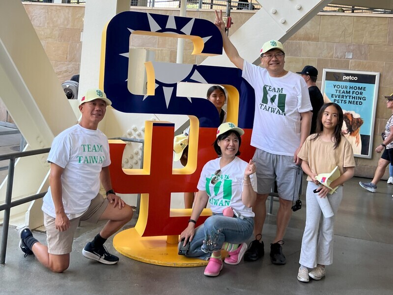 陳義信身穿Taiwan大聯盟開球 捕手驚訝控球精準