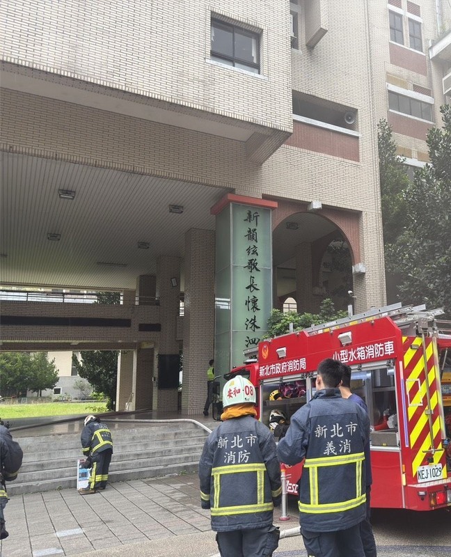 新店高中地下1樓機房起火　幸無人傷