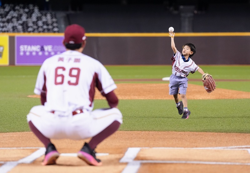 黃子鵬帶5歲兒子大巨蛋開球 是否打棒球自然發展
