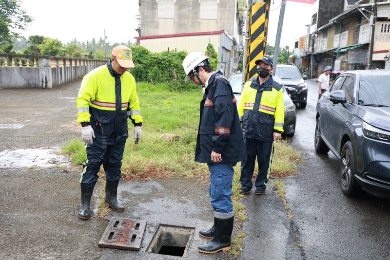 高雄輕軌中午後停駛　陳其邁視察防颱防汛整備