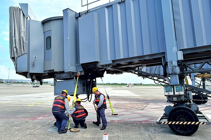 颱風楊柳襲台　桃機綁空橋加強防颱整備巡檢