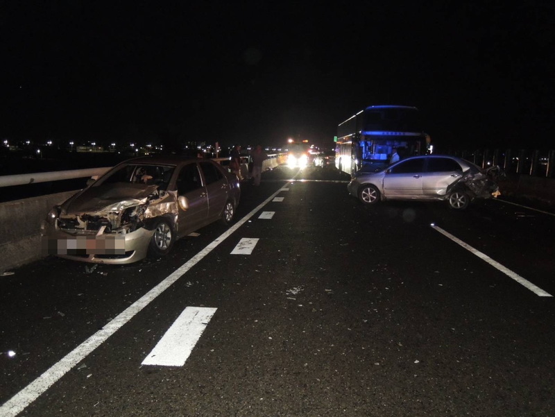 女子疑酒駕將車停台82線 造成後車追撞4人傷