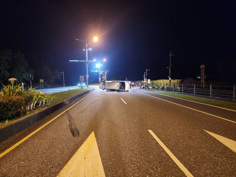 花蓮男疑閃貓車輛失控翻覆　車內7人擦挫傷