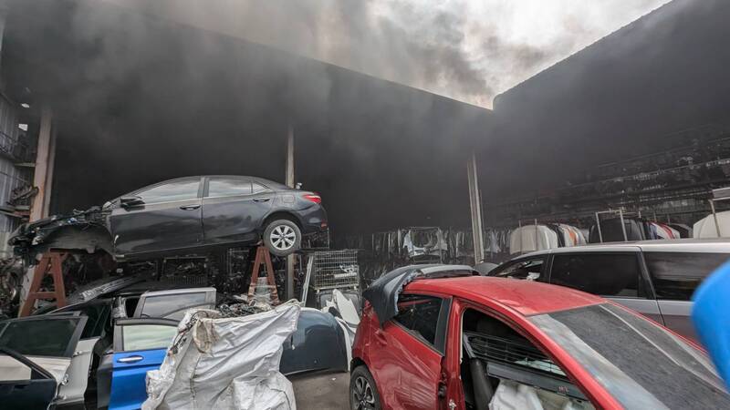 台中汽車中古材料行火警濃煙竄天際　火勢已控制