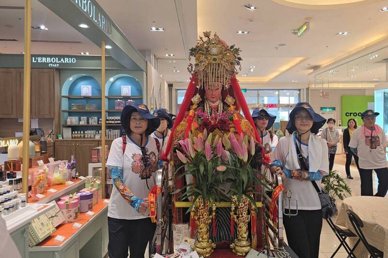 南方澳進安宮媽祖9月出巡　行前逛百貨接受妝點