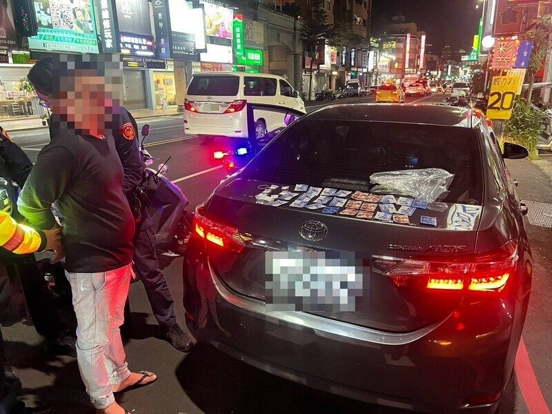 男子駕車違停飄異味　台中警當場查扣大量毒咖啡包