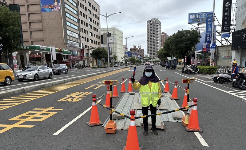 高雄市道路出現2公尺坑洞　水利局：預計3天修復