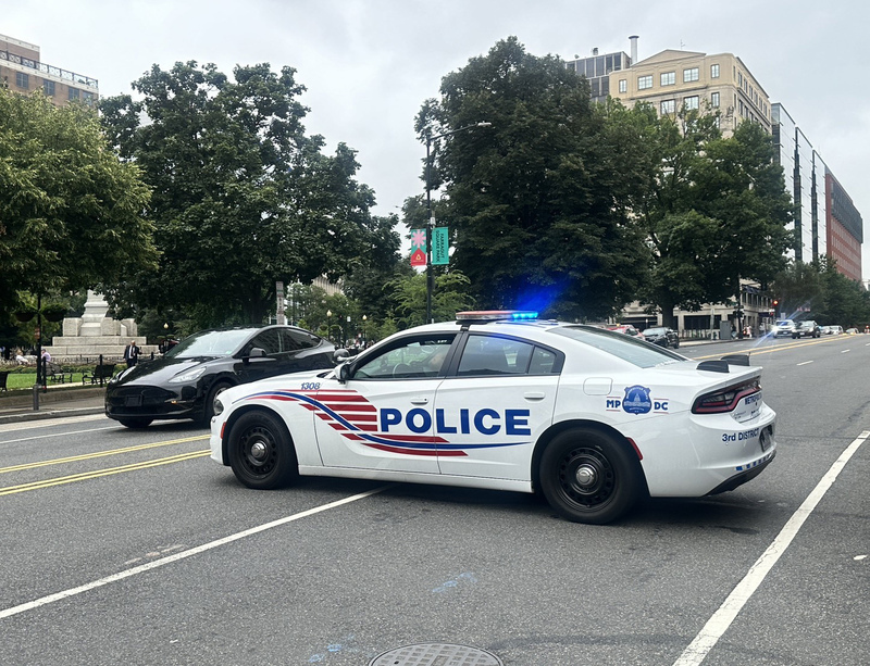 「川澤」會華府維安嚴密 白宮外民眾舉牌挺烏克蘭