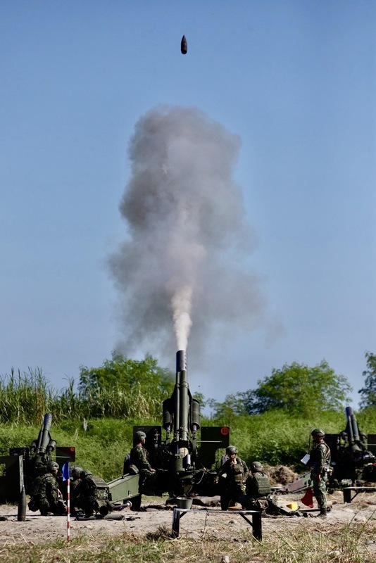 國軍展示重砲保養射擊訓練成果 台中大甲溪南岸登場