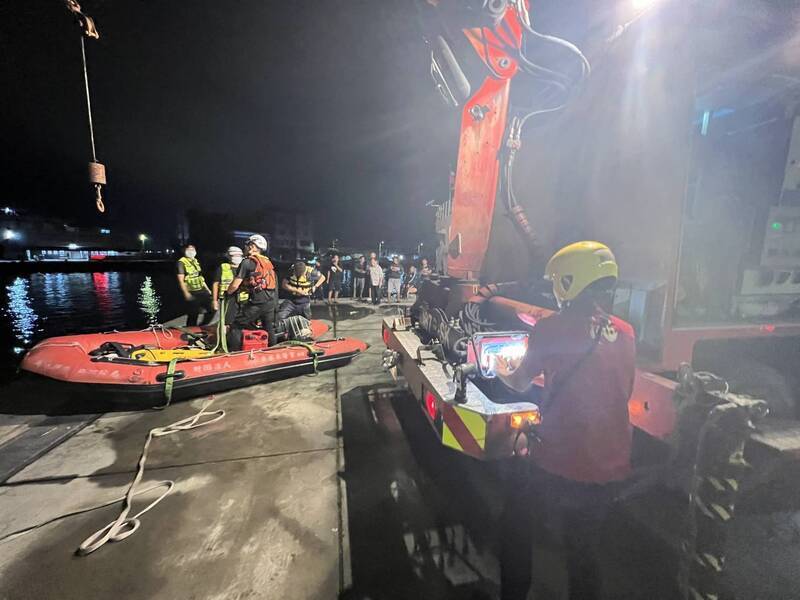 屏東東港機車騎士疑帶車落海　消防持續搜救