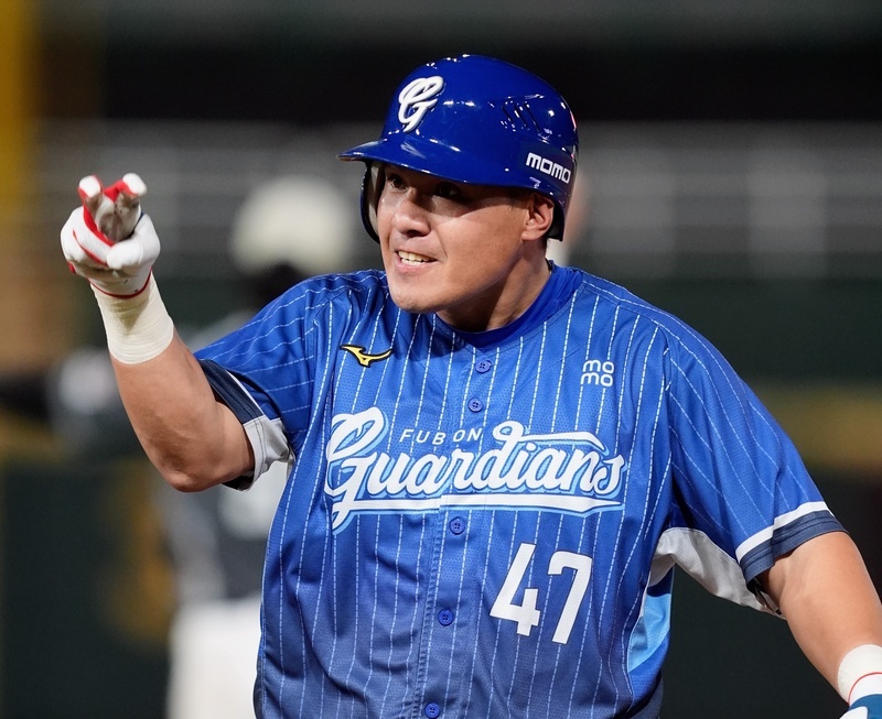 張進德生涯首度盜壘成功 笑稱沒出局就是貢獻