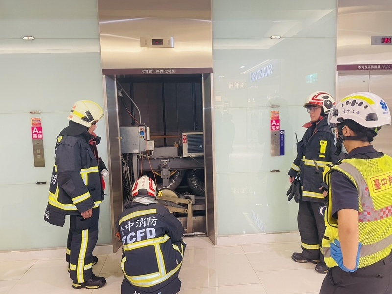 台中大遠百電梯故障 19人受困近1小時被救出