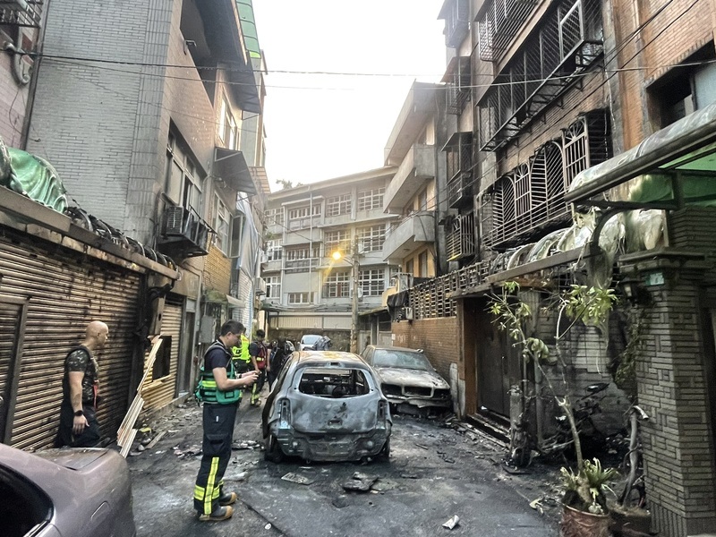 新北新店疑汽車縱火延燒公寓　8人送醫