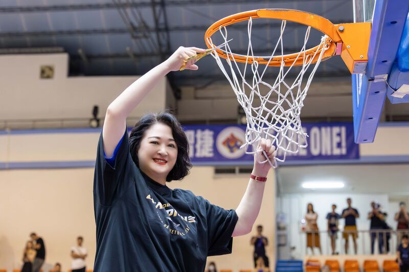 文大校友嚴陳莉蓮捐千萬 挺籃球助弱勢生