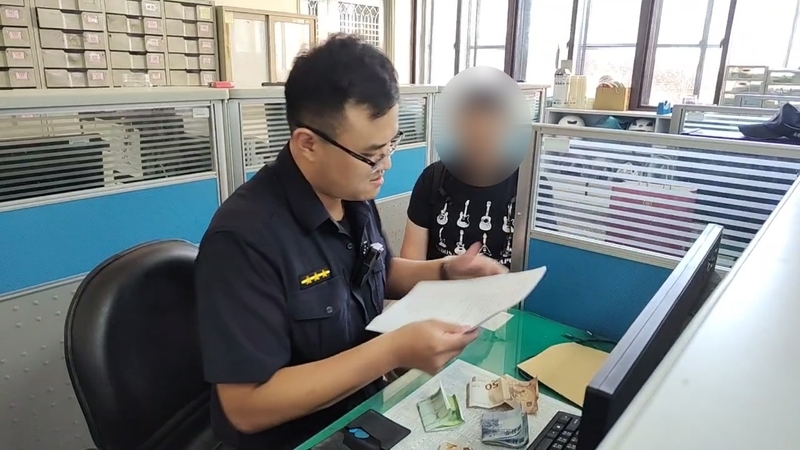 義籍旅客皮夾掉小黃 台中警靠1吉他撥片物歸原主