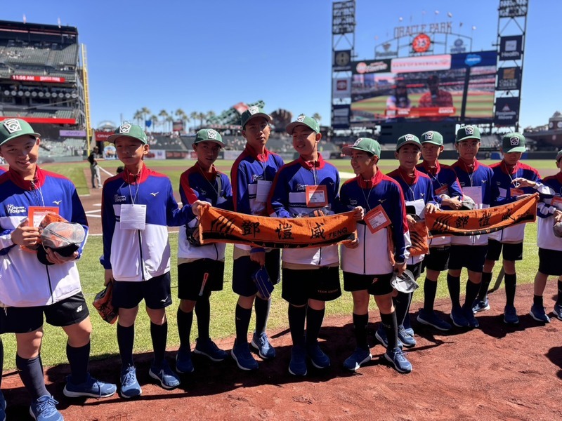 東園少棒巨人球場為比賽揭序 齊喊鄧愷威學長加油