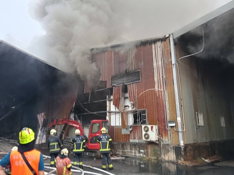 林口紙類工廠大火已撲滅 警消籲鄰近民眾緊閉門窗