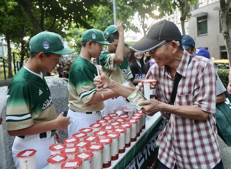 東園少棒威廉波特封王 萬華商家送珍奶共享喜悅