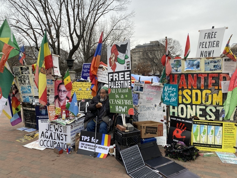 白宮反戰帳篷風雨豎立44年成地標 川普一聲令下拆除