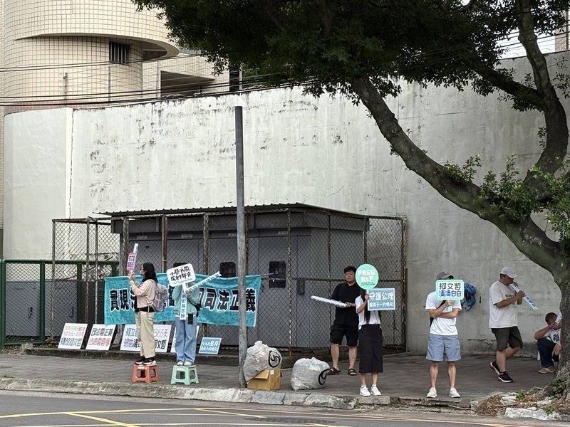 律師轉述柯文哲同意交保　北所外支持者舉牌聲援