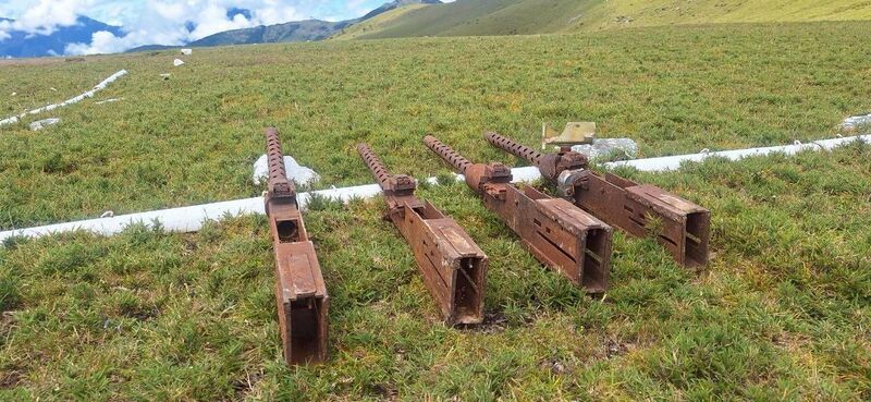 遺落深山80年　墜毀中央山脈美軍機機槍被運下山