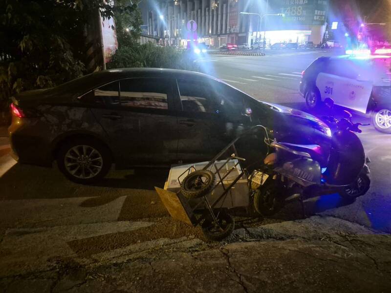 無牌二輪微電車又載冷氣機砸他車 台中男恐罰1800