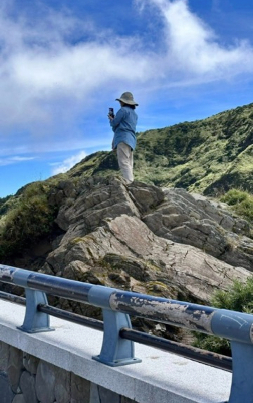 女子為拍照攀合歡山區武嶺岩壁 太管處告發裁罰