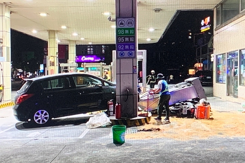 男駕車爆衝撞倒桃園加油站加油機　騎士遭壓受傷