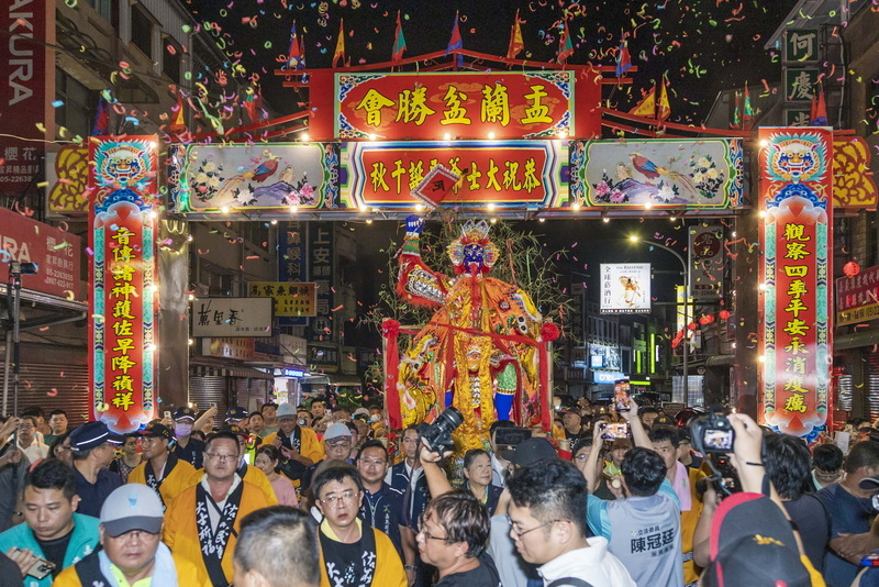 嘉義民雄紙糊大士爺火化升天 萬人祈求平安祛災厄