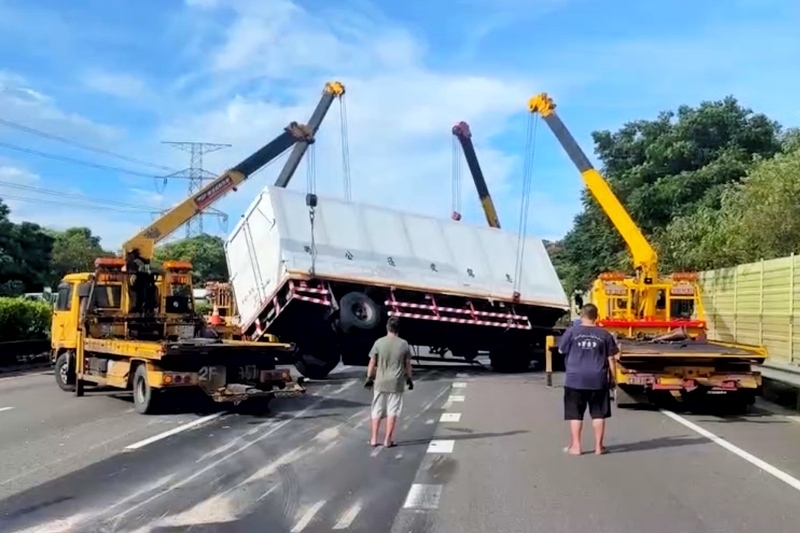國3聯結車大溪路段翻覆佔3車道　疑子車脫鈎釀禍
