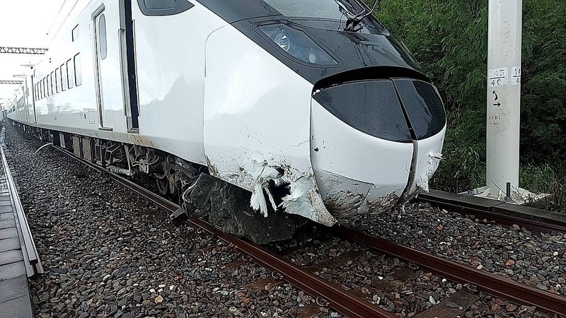 台鐵自強號撞擊土堆出軌 關山台東改公路接駁