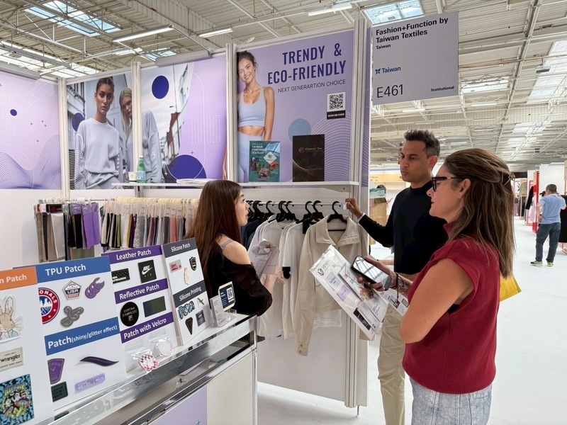 紡拓會率台廠　時尚之都秀環保紡織品