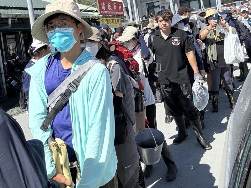 立委陳瑩連日救災 見同車旅客穿雨鞋助清淤好感動